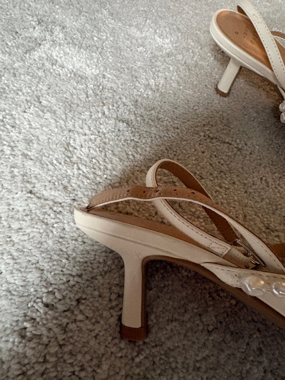 Pearl-Accent cream White Kitten Heels Sandals - size 7.5 NWOT - Picture 3 of 3